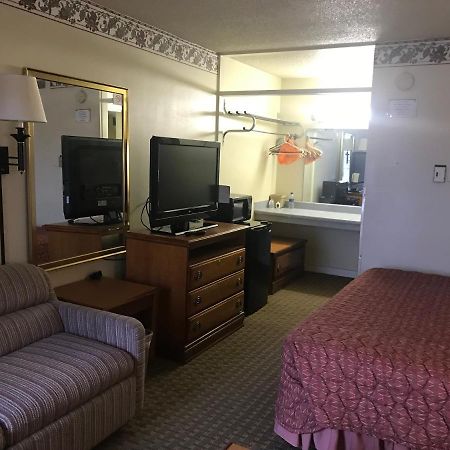 Tyler Inn & Suites Экстерьер фото