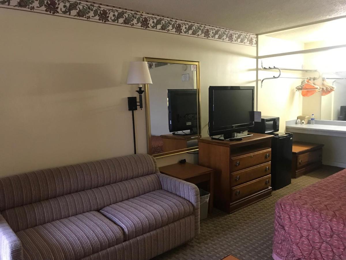 Tyler Inn & Suites Экстерьер фото