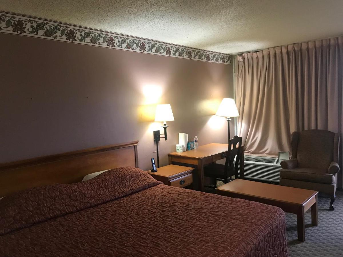 Tyler Inn & Suites Экстерьер фото