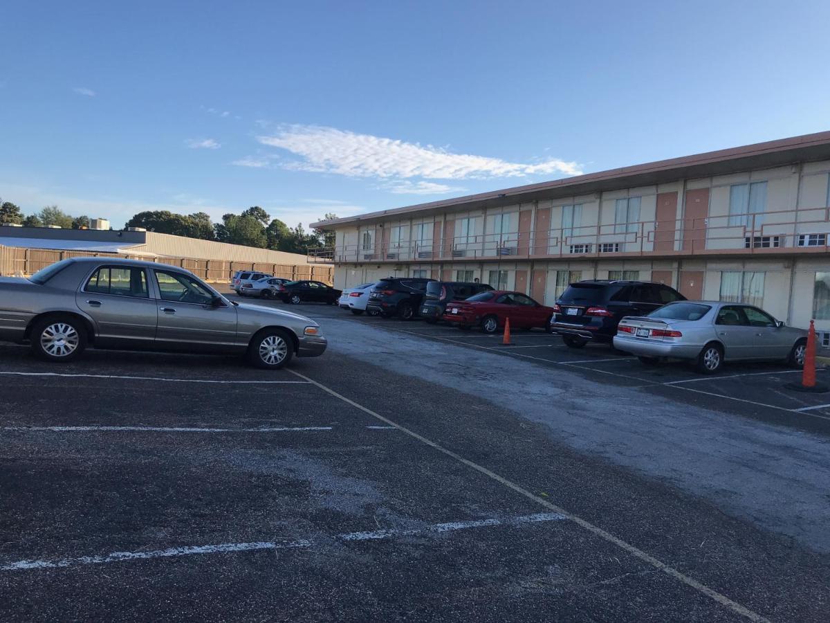 Tyler Inn & Suites Экстерьер фото