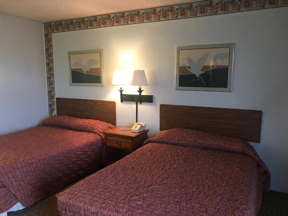 Tyler Inn & Suites Экстерьер фото