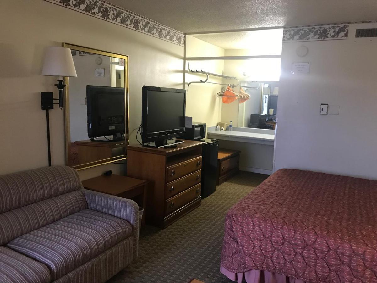Tyler Inn & Suites Экстерьер фото