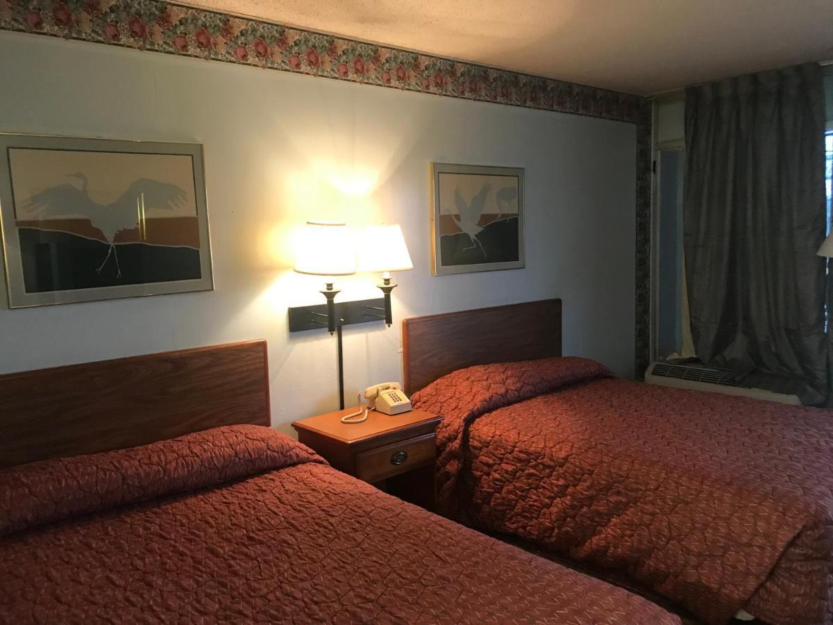 Tyler Inn & Suites Экстерьер фото